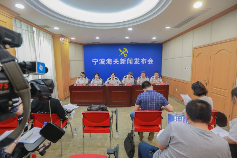 8月15日副关长王继蓬参加宁波海关2019年促进外贸稳定增长的18项重点工作的新闻发布会——发布会现场
