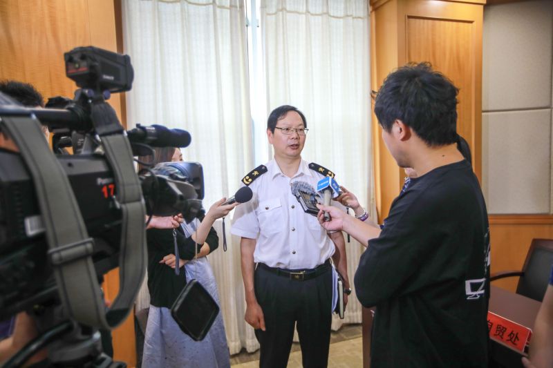 8月15日副关长王继蓬参加宁波海关2019年促进外贸稳定增长的18项重点工作的新闻发布会——副关长王继蓬接受采访