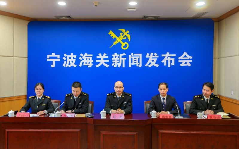 3月27日副关长赵光参加我关创新税款担保暨试点企业集团财务公司担保新闻发布会——主席台
