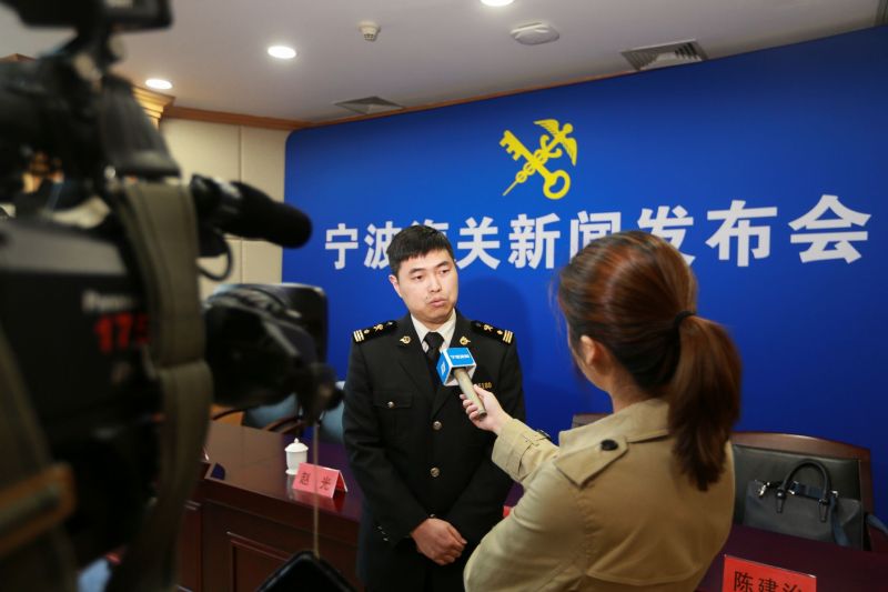 3月27日副关长赵光参加我关创新税款担保暨试点企业集团财务公司担保新闻发布会——采访1