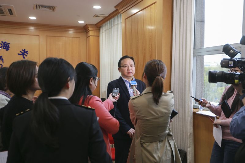 3月27日副关长赵光参加我关创新税款担保暨试点企业集团财务公司担保新闻发布会——采访2